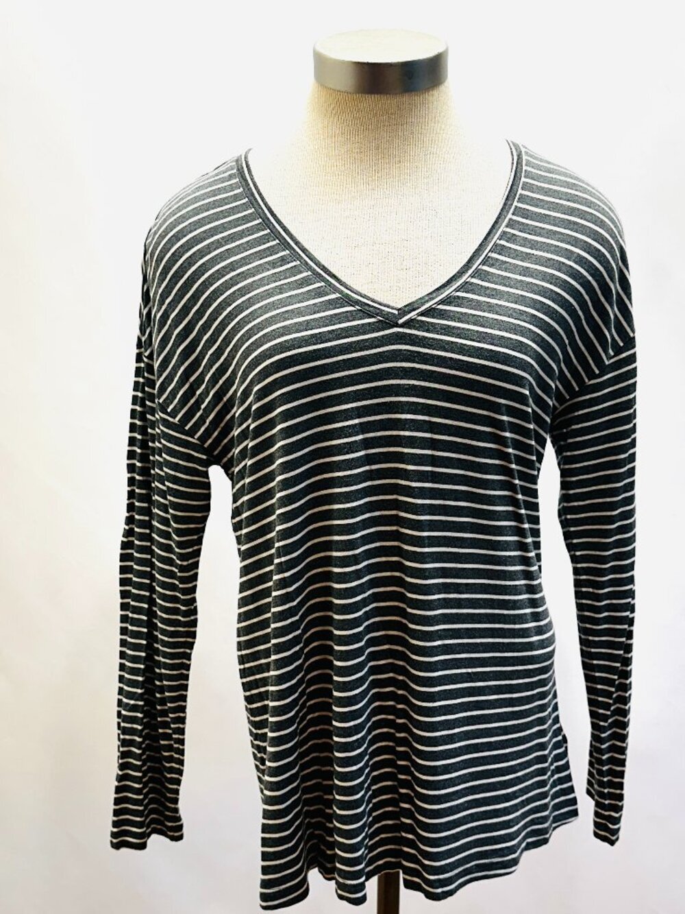 STYLE & CO Women Long Sleeve Pullover V-Neck Striped Gray Stretchy Shirt Medium